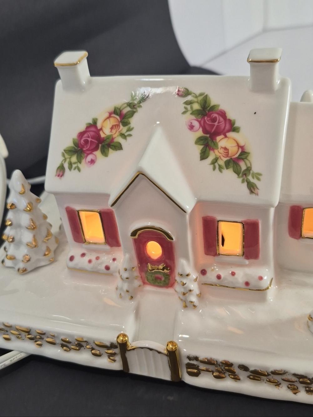 Royal Albert Old Country Roses Lighted SNOWY CABIN xmas Figurine 22k Gold Vtg